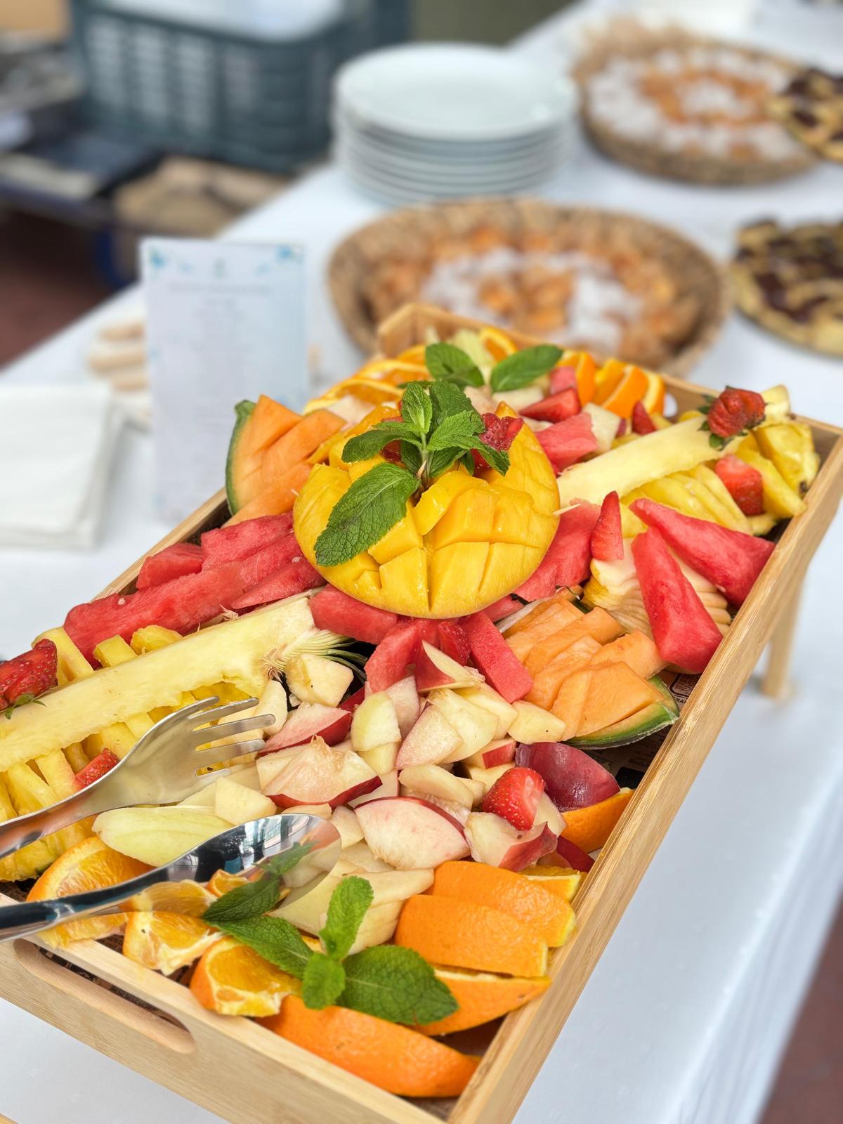 Plateau de fruits frais — buffet traiteur Maison Bleu