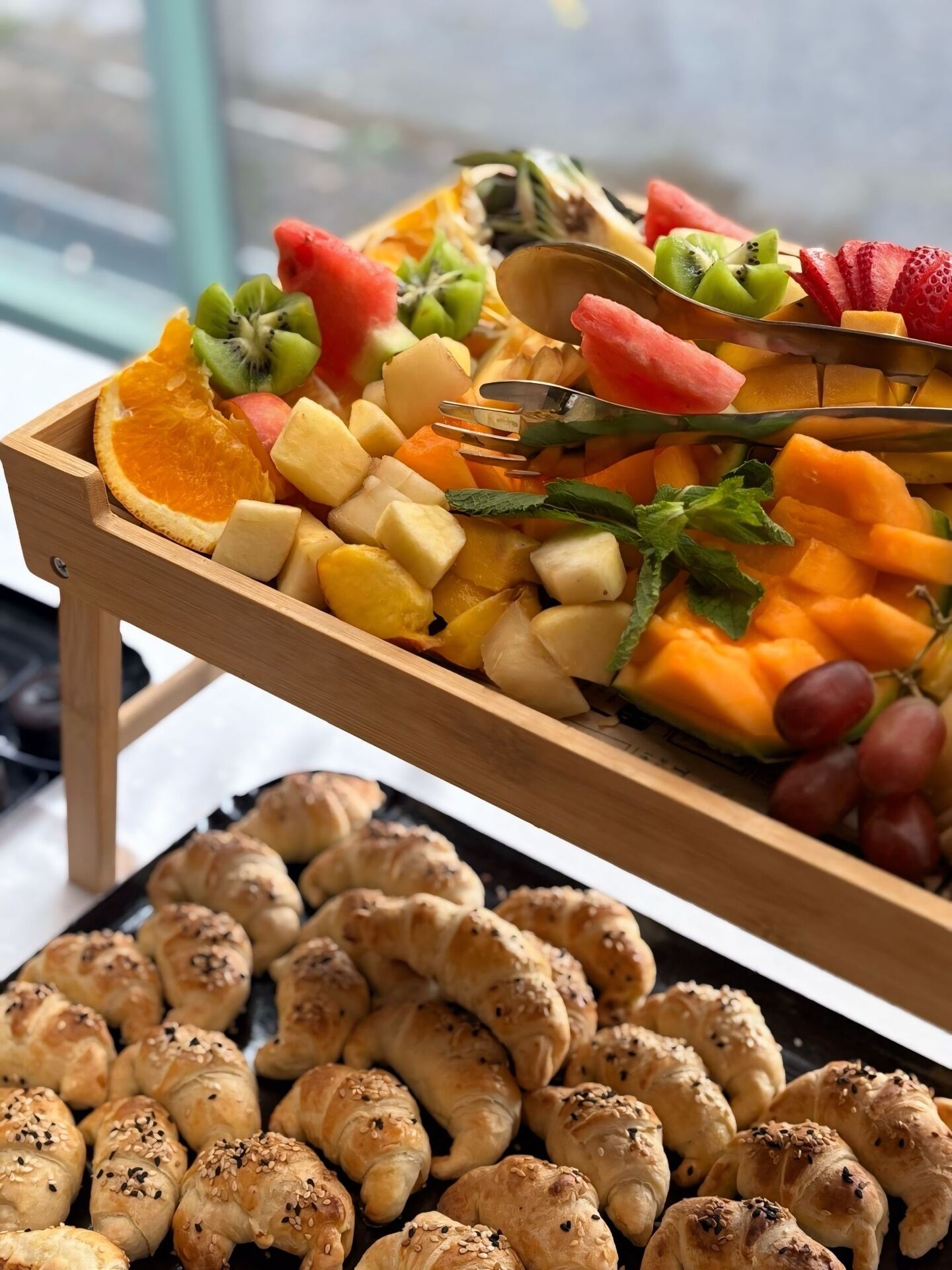 Buffet petit-déjeuner avec fruits frais et mini-viennoiseries