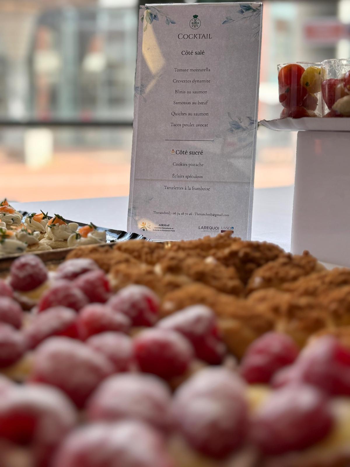 Mise en scène cocktail et tartelettes framboise
