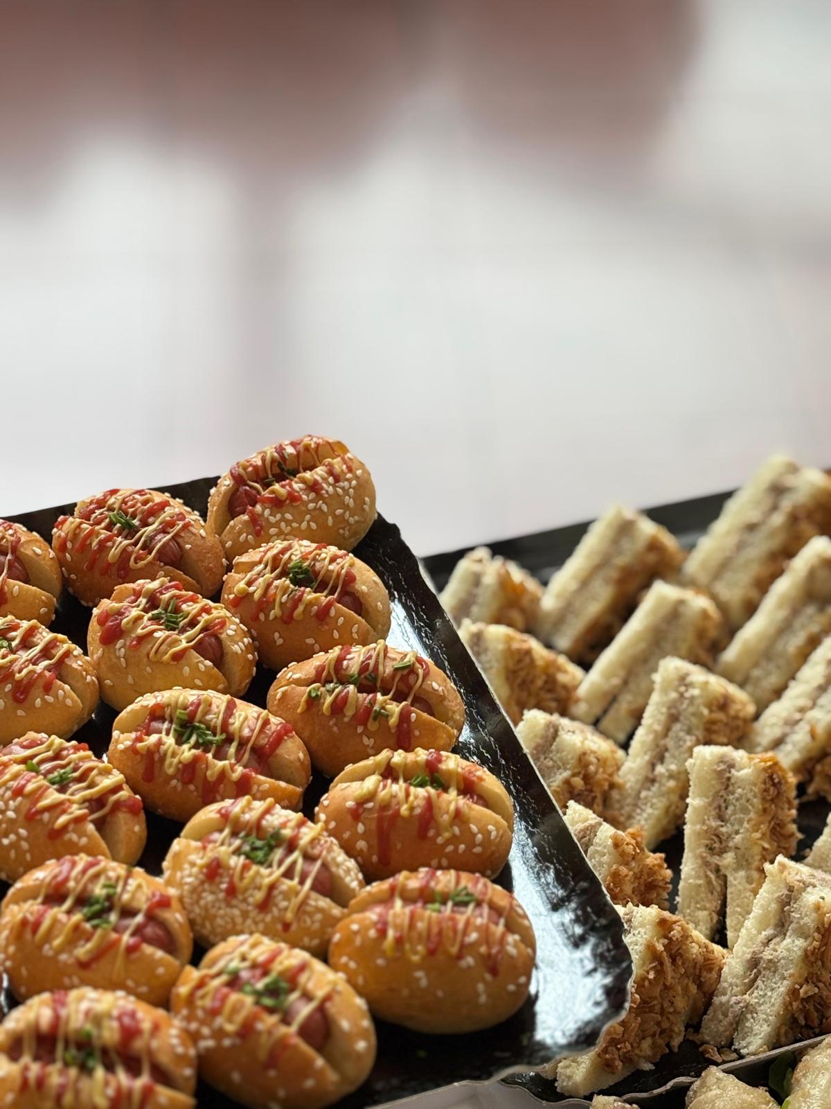 Mini hot-dogs briochés et triangles club gourmands
